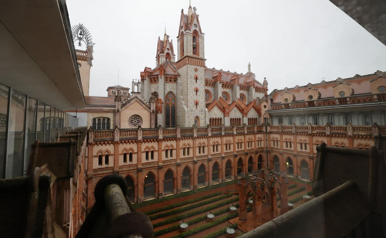 Vista interior del claustro del Seminario Mayor de Comillas, que da un paso más en su rehabilitación con la licitación publicada. 