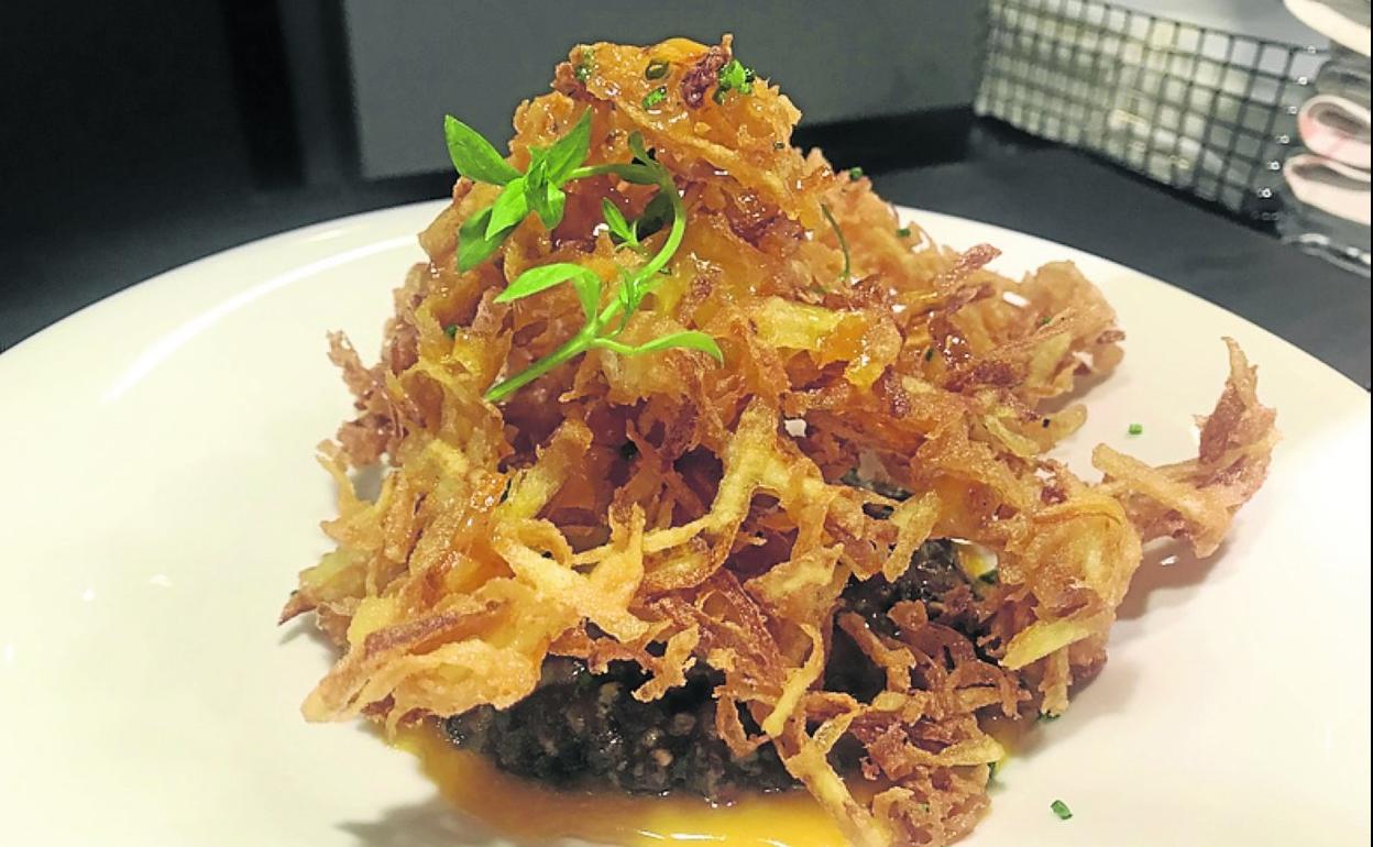 'Parada en Landa'. Huevos con puré de morcilla y patatas en tempura.