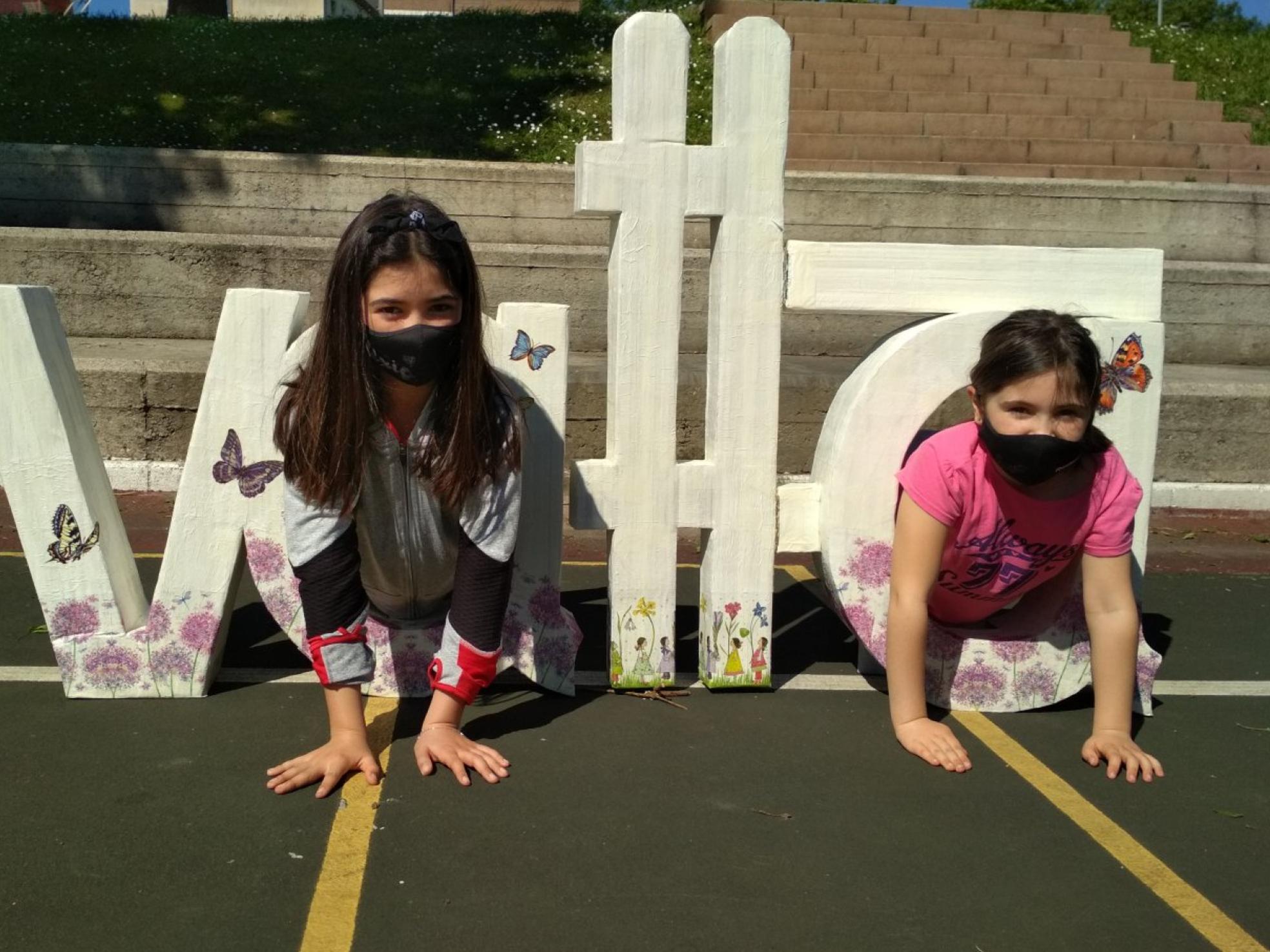 Dos niñas juegan con la palabra 'valla'. sheila izquierdo