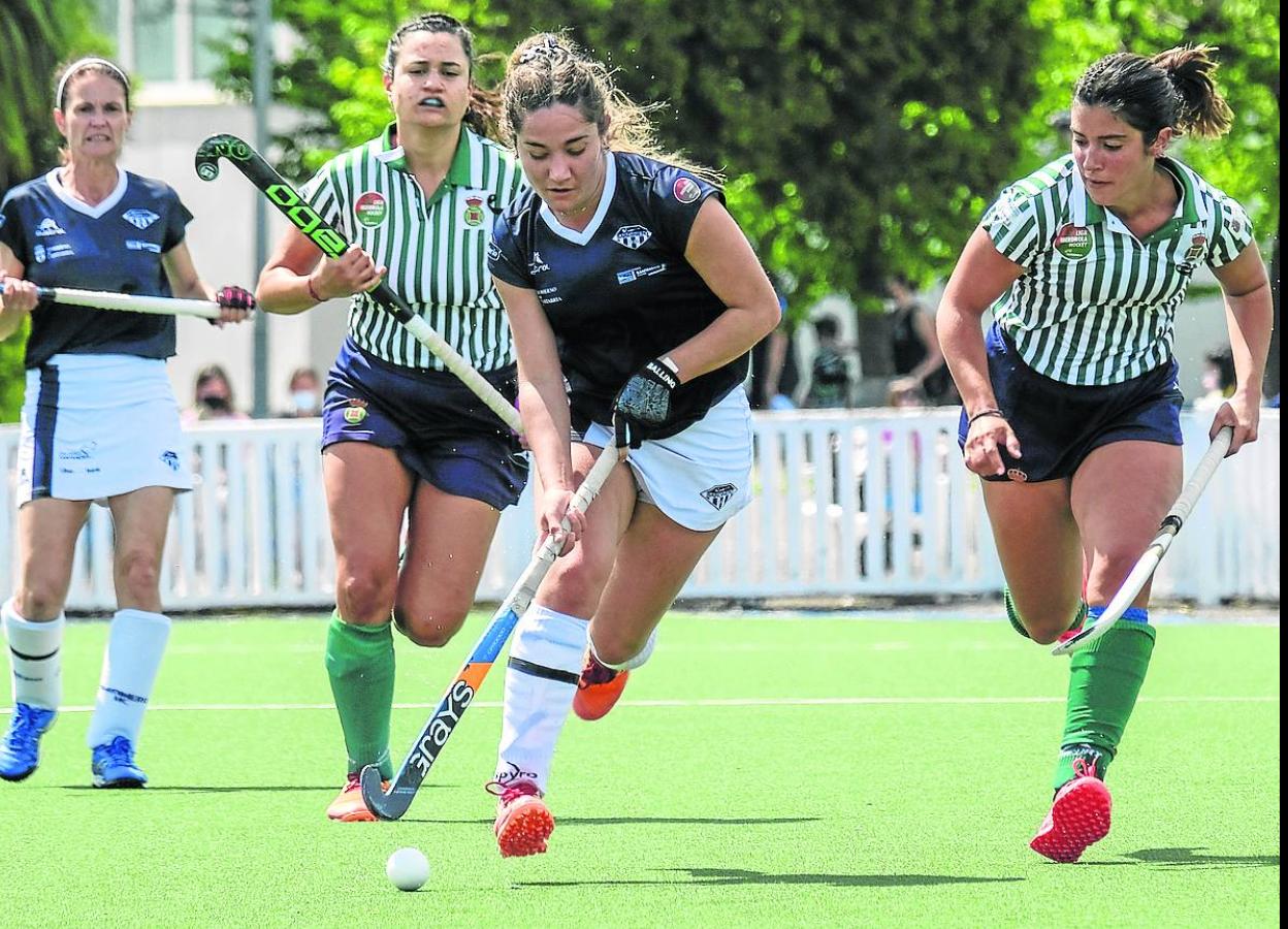 Carmen Álvarez controla la bola en el partido de ayer ante el Tenis en La Albericia. 