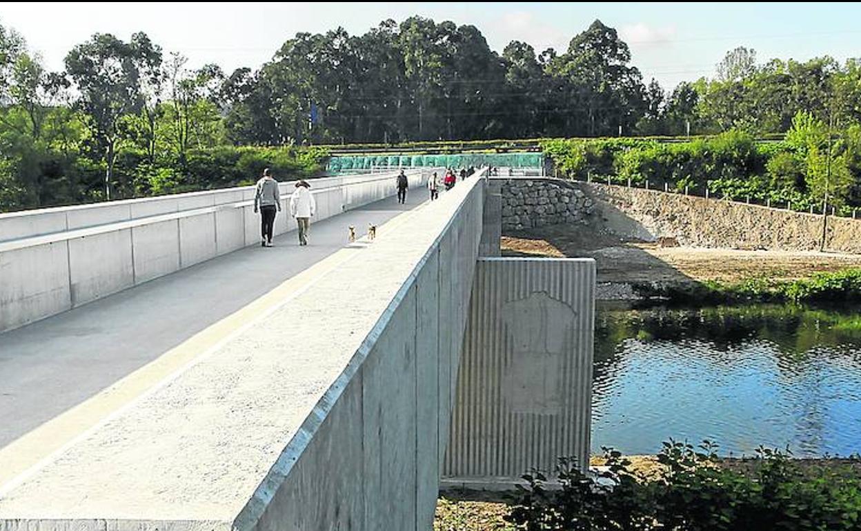 La nueva pasarela, inaugurada la semana pasada, une el casco urbano con el futuro parque de El Patatal y el carril bici que termina en las playas de Suances. 