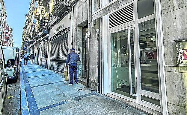 Local que ocupaba El Pantalán, en Bonifaz, con los carteles de una inmobiliaria. Al lado, La Voladora, uno de los negocios que ha abierto en los últimos tiempos. 