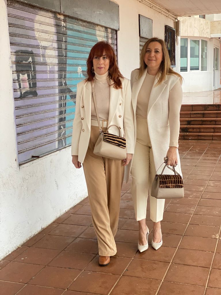 Aparte del color en estos estilismos que compartimos también tenemos en cuenta el tipo de prenda. Elegimos piezas que son básicas, las protagonistas de nuestro fondo de armario y que podemos combinar en diferentes 'outfits', dada su gran versatilidad. 