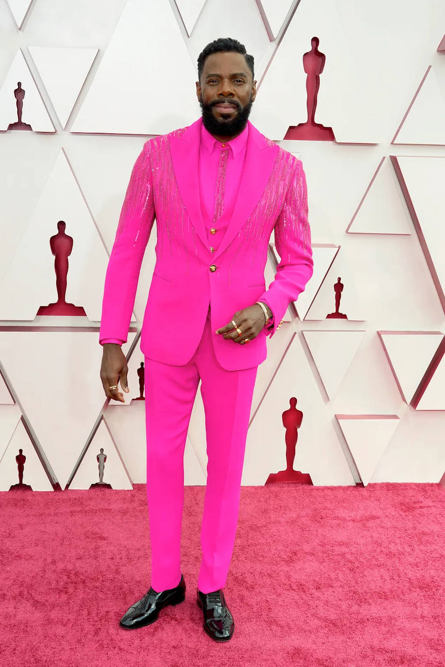 El actor lució este traje joya de Versace en color fucsia neón. El efecto cascada de la americana me encanta. Está decorada con 4.500 cristales de Swaroski y lentejuelas, cuya confección supuso más de 150 horas de trabajo. Creo que el color le quedaba increíble. 