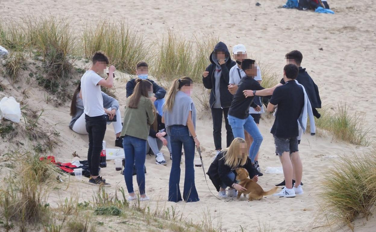 Pequeños grupos de jóvenes volvieron a reunirse en la playa de Somo para beber, aunque no protagonizaron altercados, como el fin de semana anterior. 