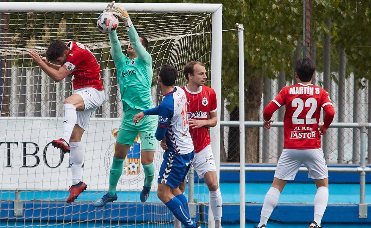 Lucas Díaz se hace con el balón, ante la oposición de Álvaro y junto a Óscar Gil y Lars Gerson. 