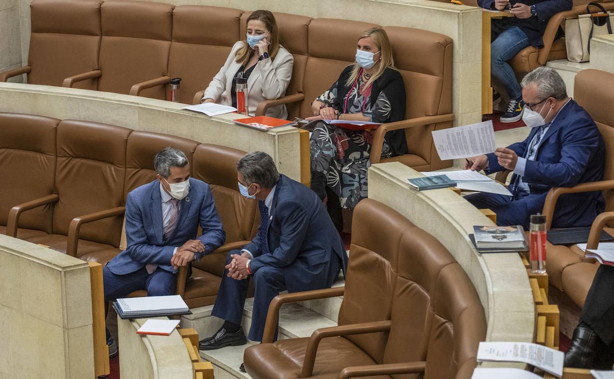 Miguel Ángel Revilla se desplazó un momento de su asiento para hablar con el vicepresidente regional, el socialista Pablo Zuloaga. 