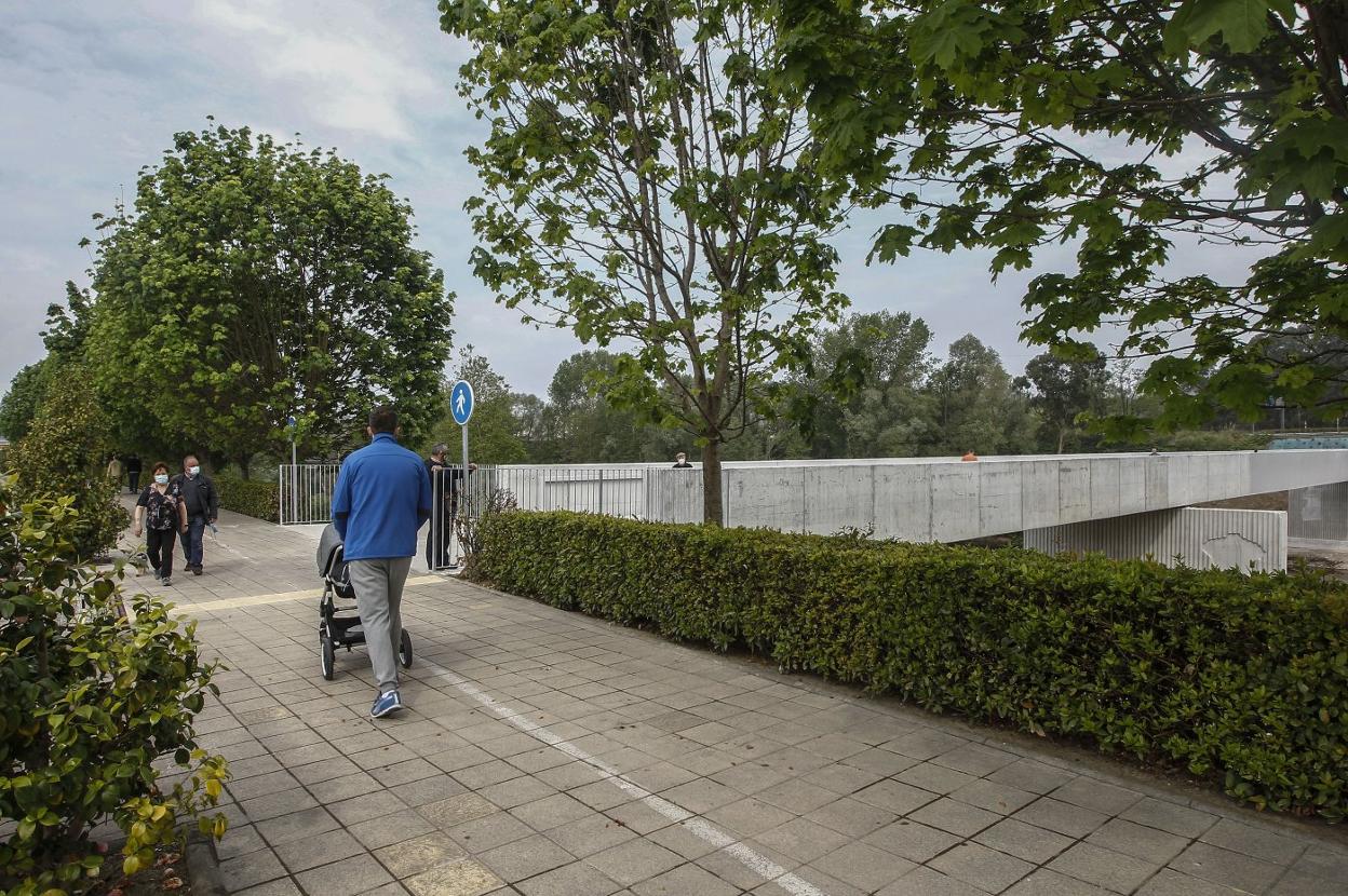 Paseo del Bulevar Ronda a la altura de La Lechera, con la nueva pasarela al fondo.