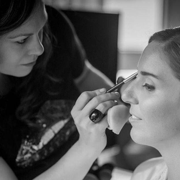 La maquilladora con una de sus novias más especiales.