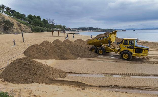 Un vehículo descarga la arena traída desde La Fenómeno al punto de Los Peligros en el que estaban los materiales de obra.