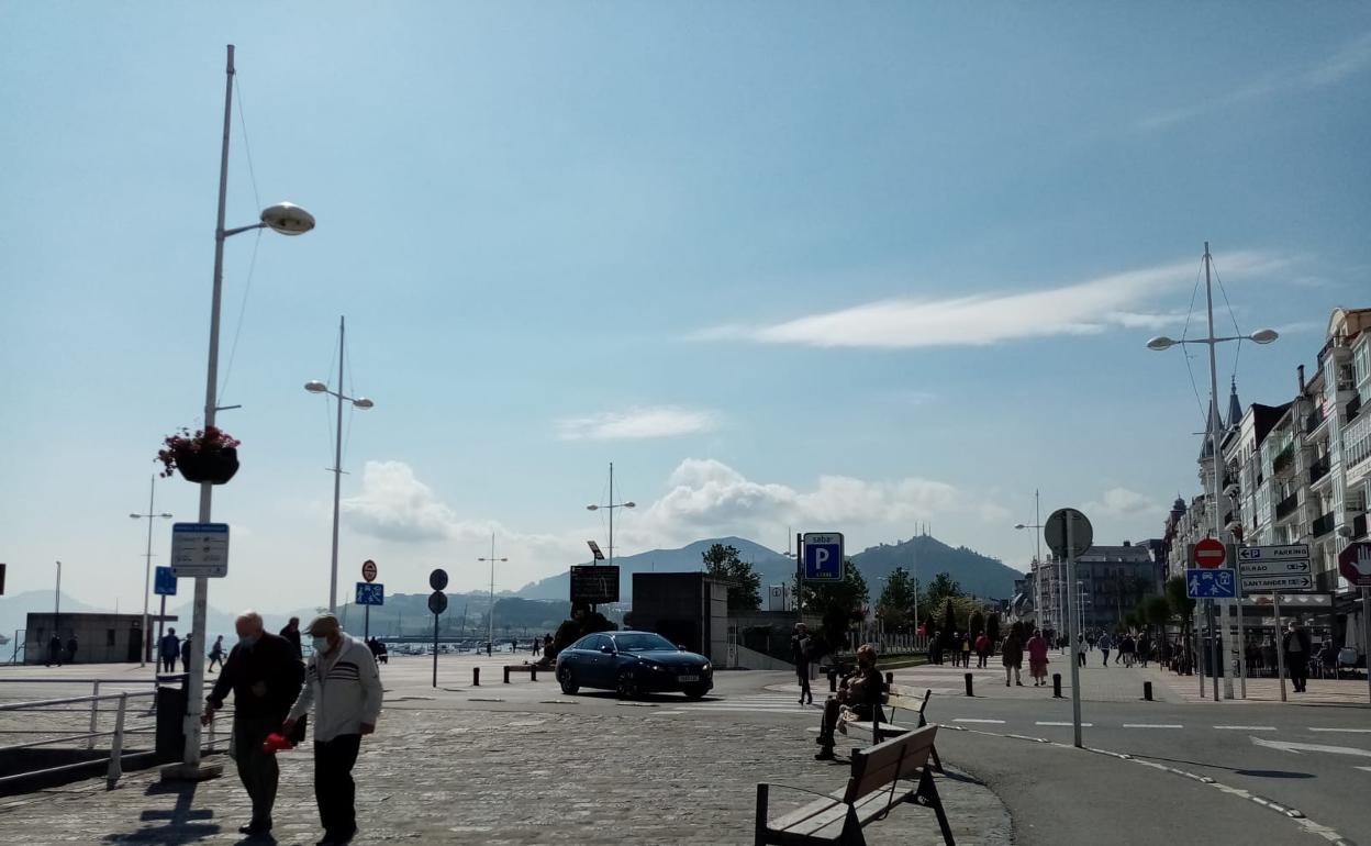 Paseantes en el centro de la ciudad castreña.