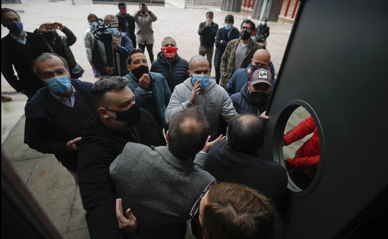 Un grupo de hosteleros vuelve a irrumpir en un acto de Revilla: «Los comprendo, pero no se puede hacer otra cosa»