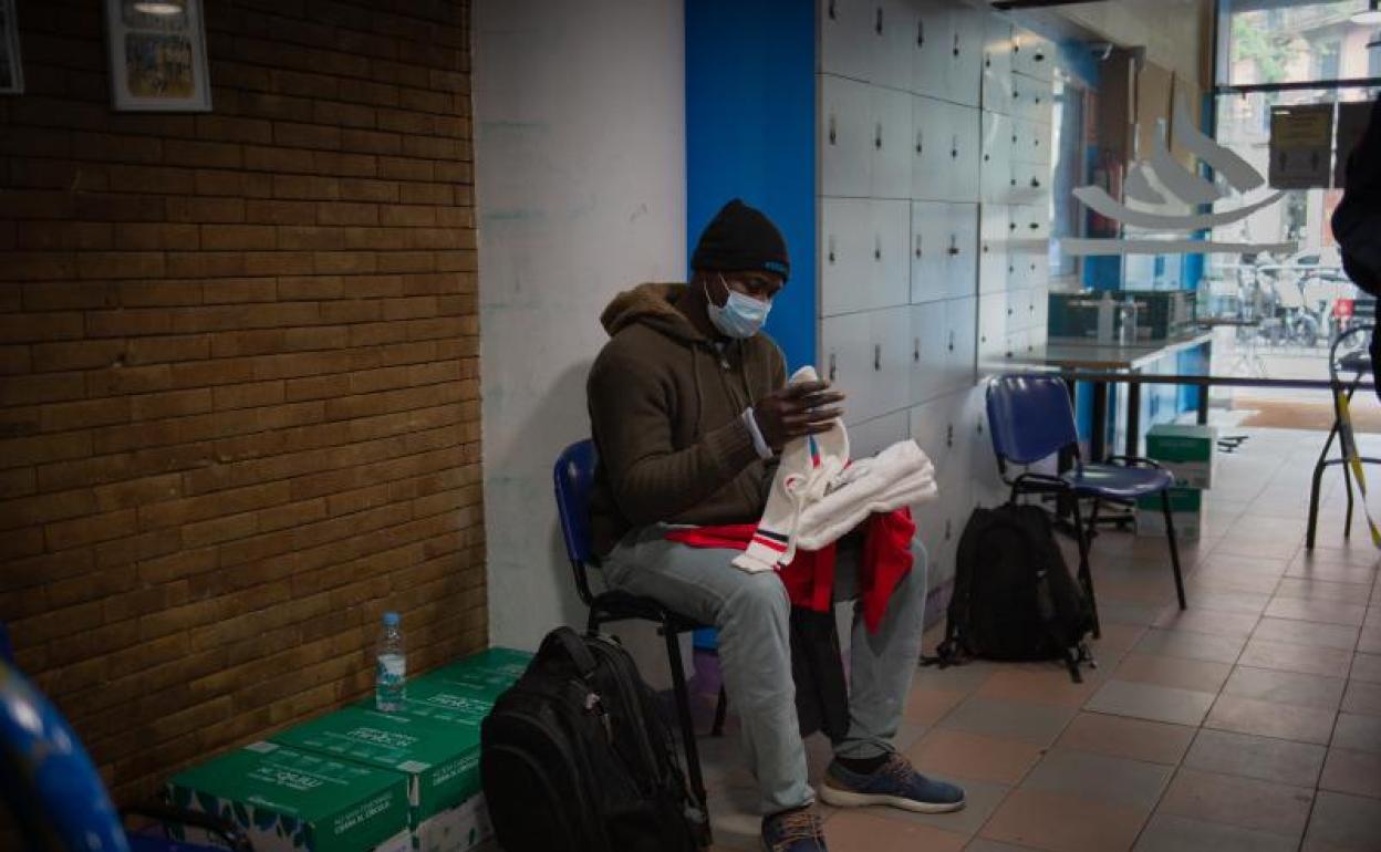 Un inmigrante, en el interior del Sant Pau. 