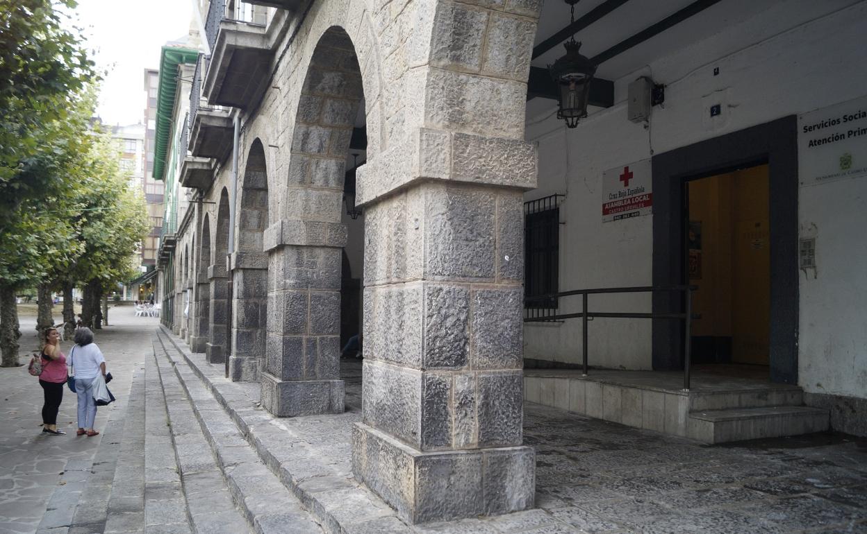 La oficina de Servicios Sociales de Atención Primaria se encuentra en la plaza de La Barrera.