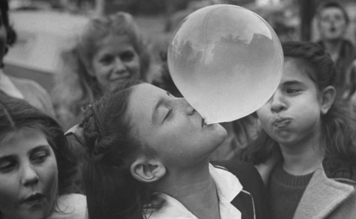 Momento juego con el chicle a crear la pompa más grande.