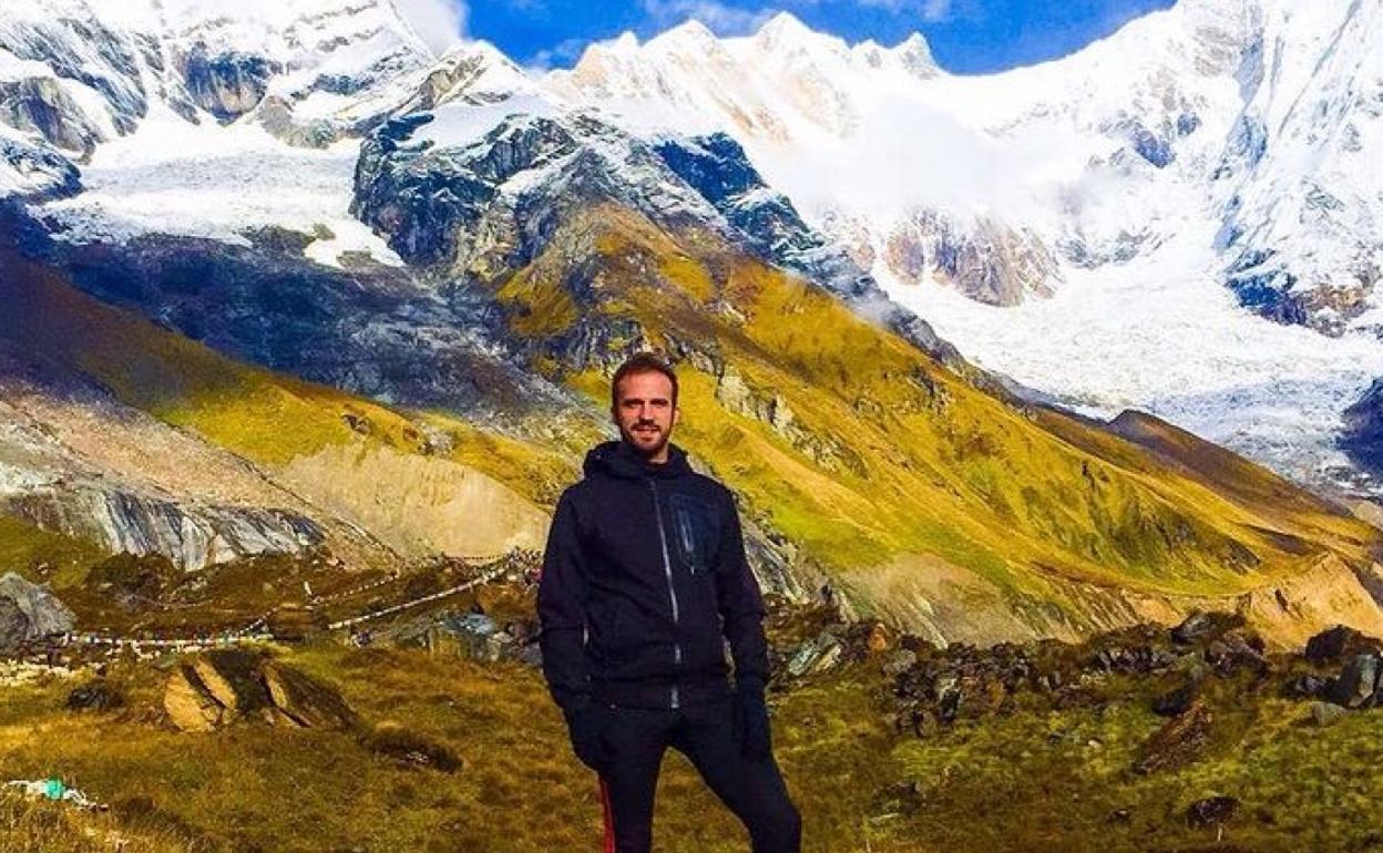 Pablo Enríquez, con las altas montañas himalayas al fondo. 