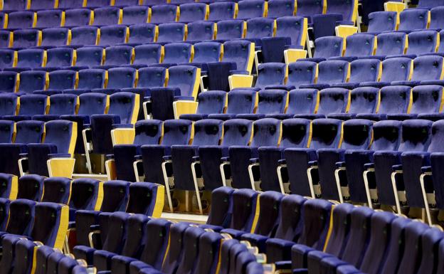 Vista general de las butacas de la Sala Argenta, con capacidad para 1.500 personas; forradas en azul, fue otro de los cambios que sufrió respecto al diseño inicial, en un tono crema.