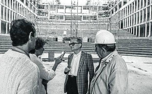 El director escénico Vittorio Patane (en el centro), en las obras del espacio cultural