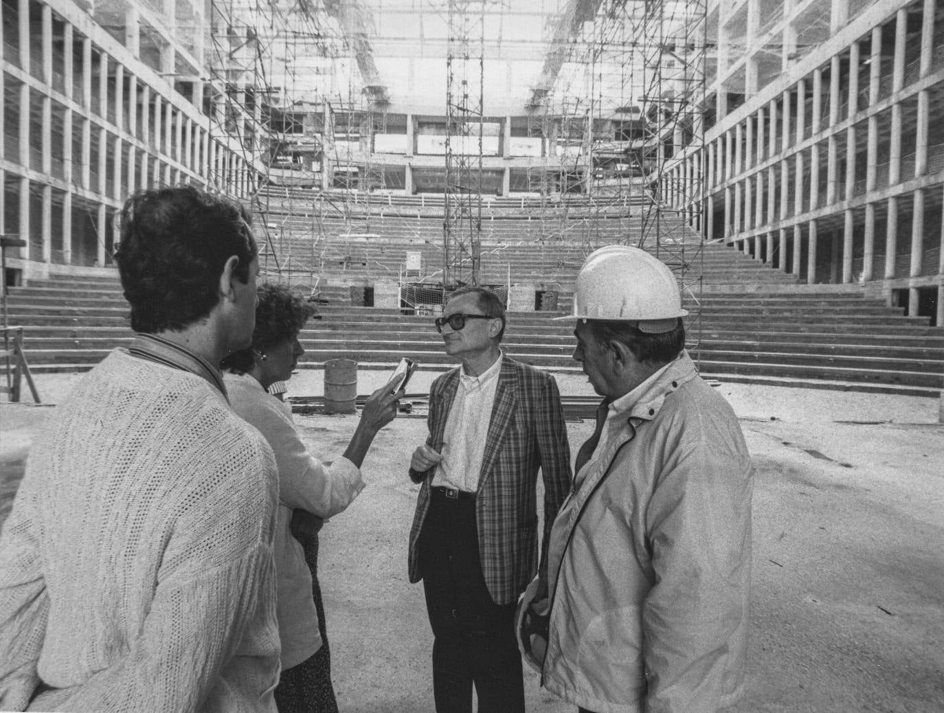 El director escénico Vittorio Patane (en el centro), en las obras del espacio cultural