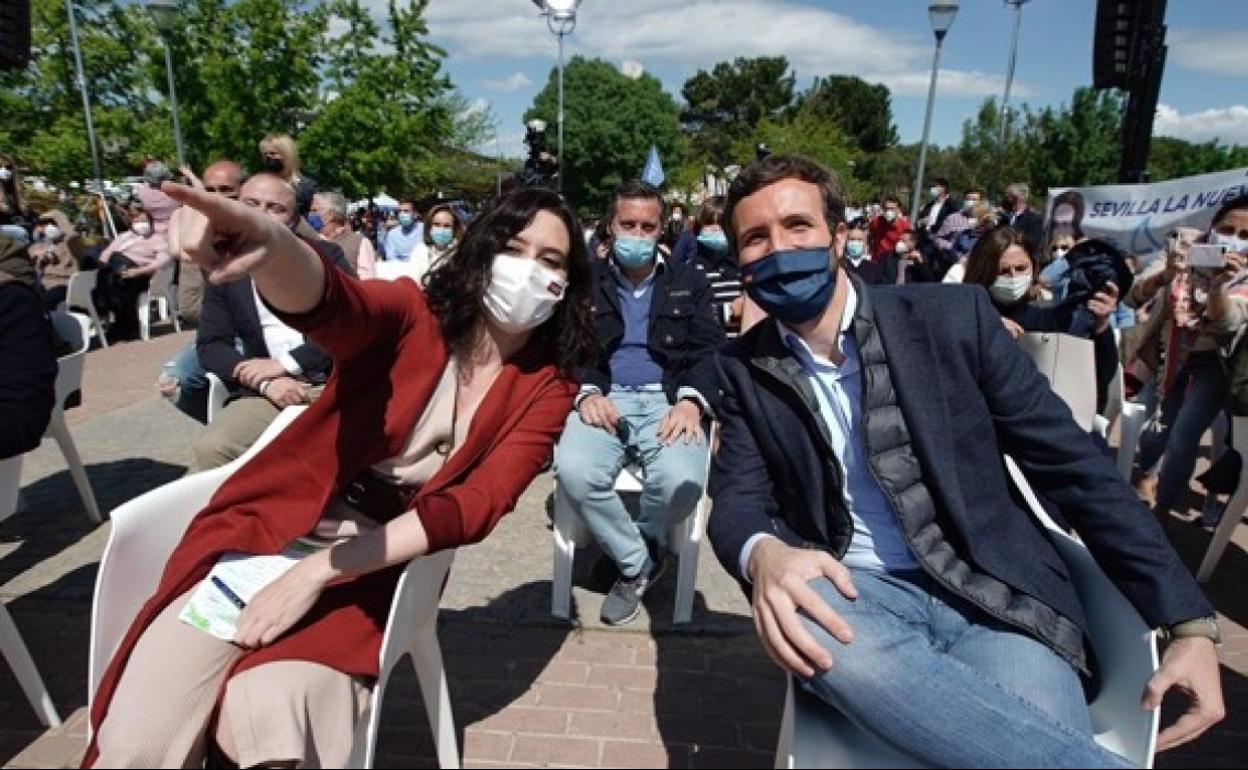 Isabel Díaz Ayuso y Pablo Casado, en un mitin este sábado en Majadahonda. 