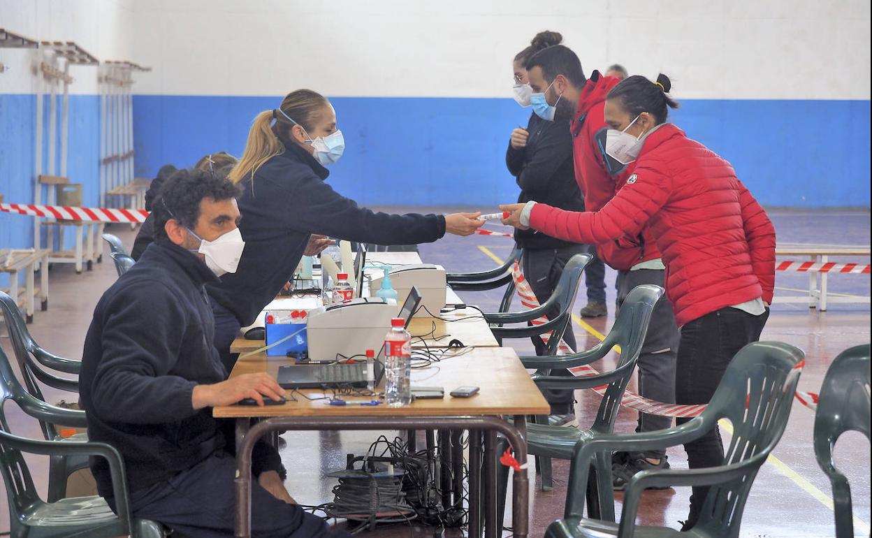 El polideportivo municipal de Mataporquera acogió el cribado masivo de Valdeolea. En la imagen, los profesionales sanitarios en pleno trabajo con varios vecinos.