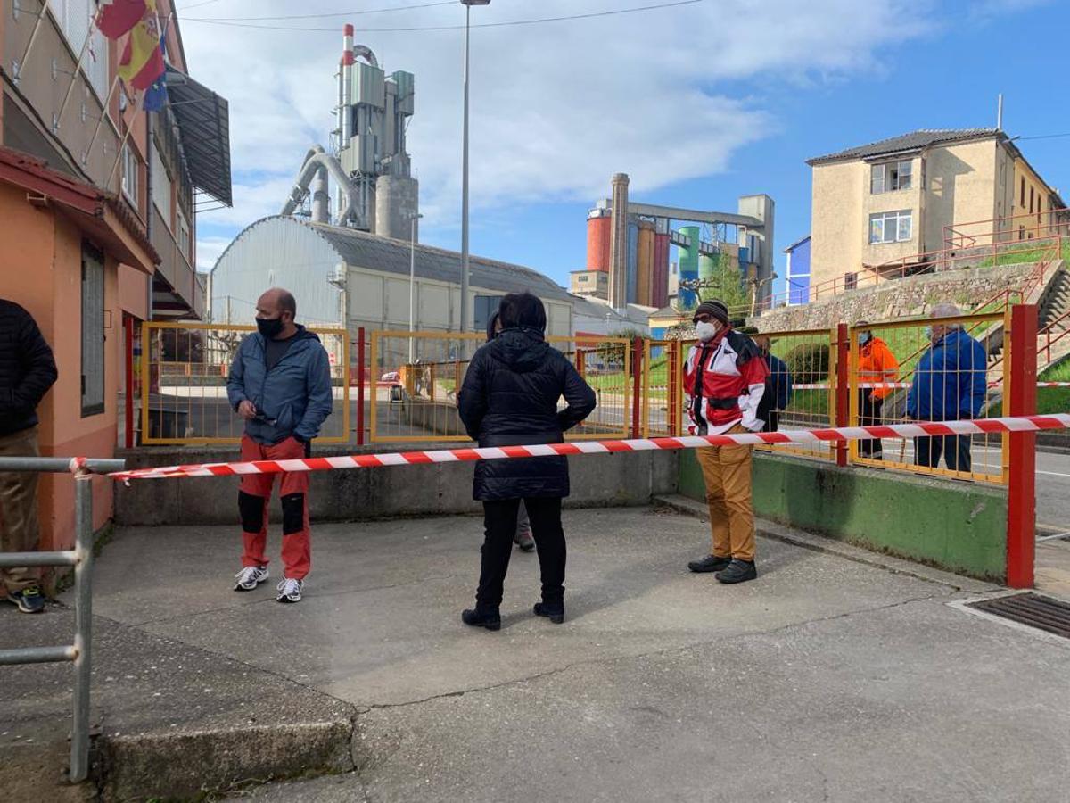 Algunos de los primeros vecinos en acudir al polideportivo para hacerse la prueba.