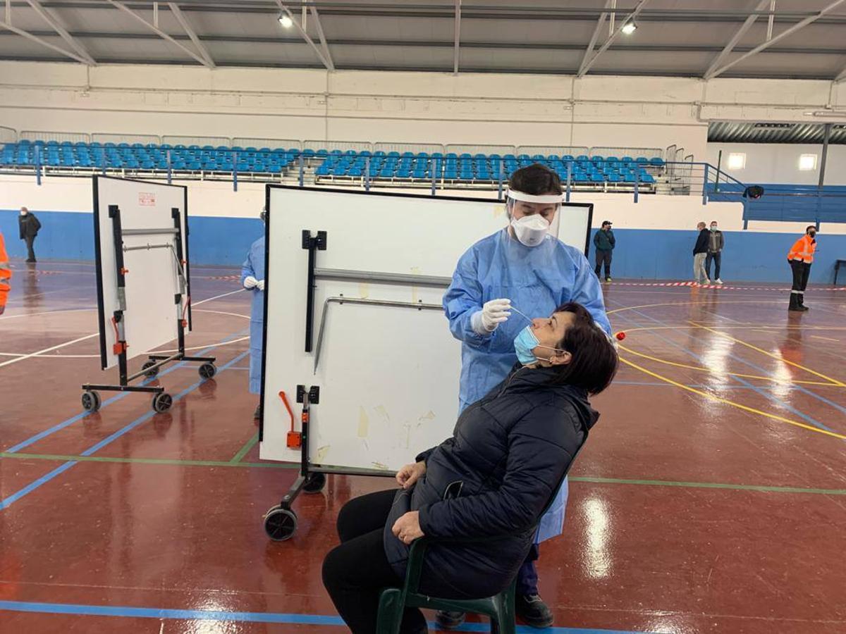 Algunos de los primeros vecinos en acudir al polideportivo para hacerse la prueba.