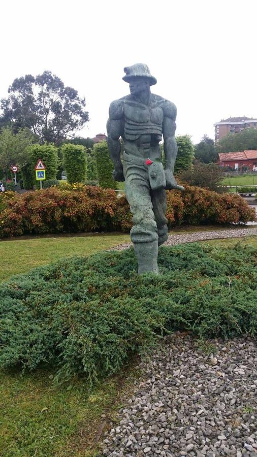 La Lecheruca de Renedo de Piélagos, con sus flores reivindicativas.