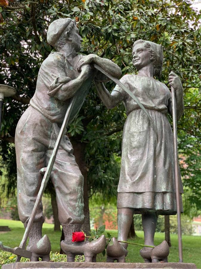 La Lecheruca de Renedo de Piélagos, con sus flores reivindicativas.