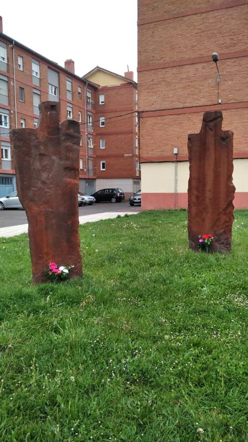 La Lecheruca de Renedo de Piélagos, con sus flores reivindicativas.