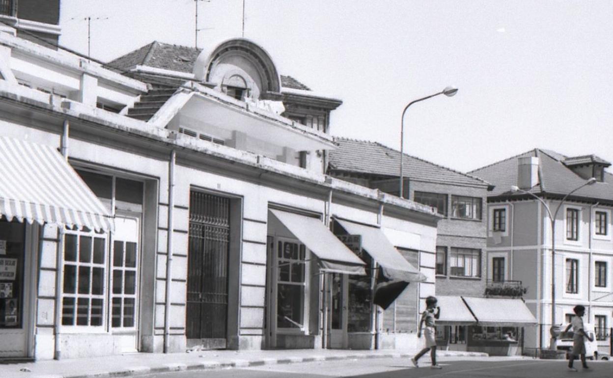 Esquina de Plaza de Abastos. Meneses y Novedades Doyle. 1985