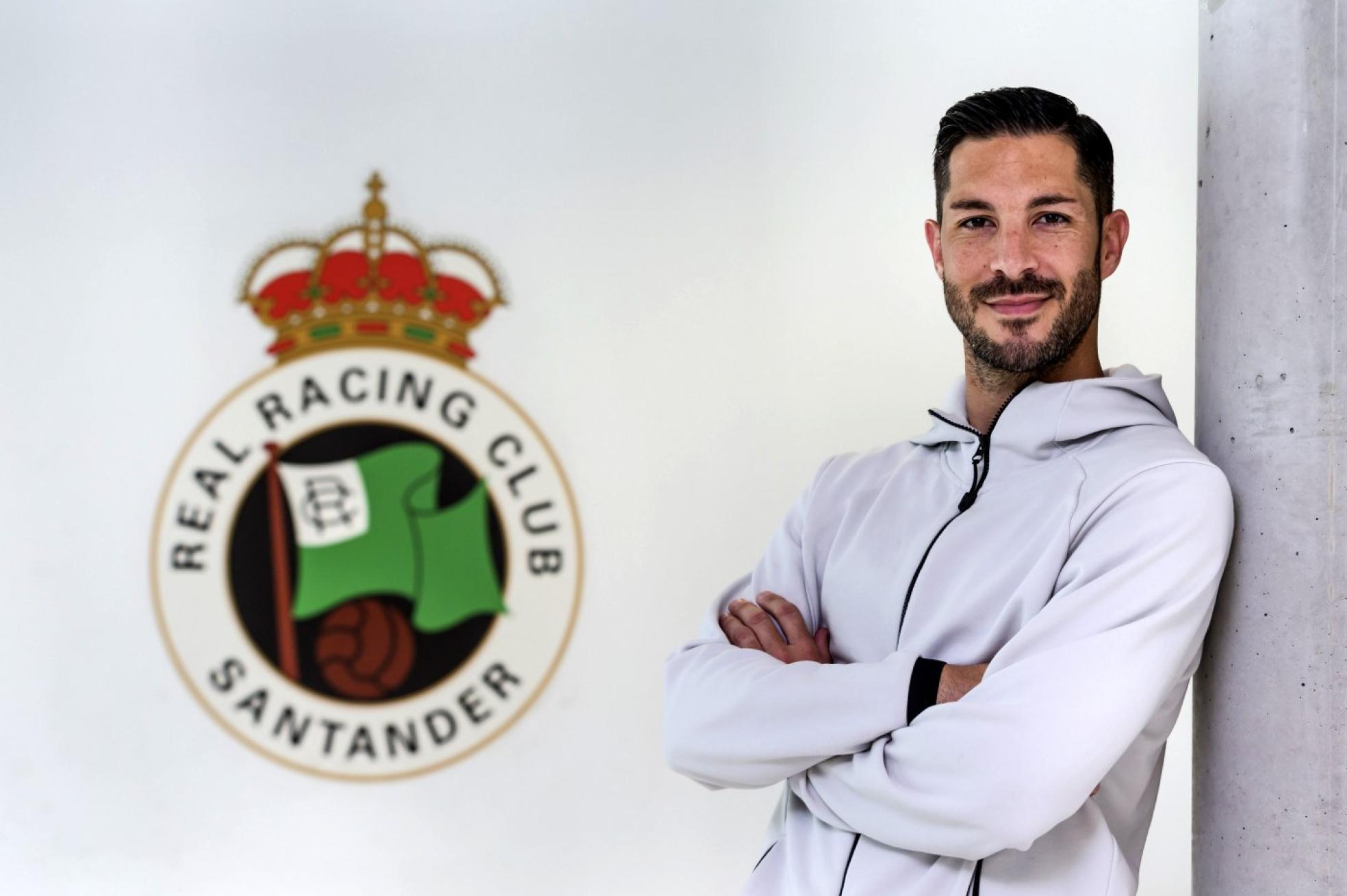  Álvaro Cejudo, en las Instalaciones Nando Yosu de La Albericia. El andaluz se ha convertido en futbolista de referencia del Racing en una época muy complicada.