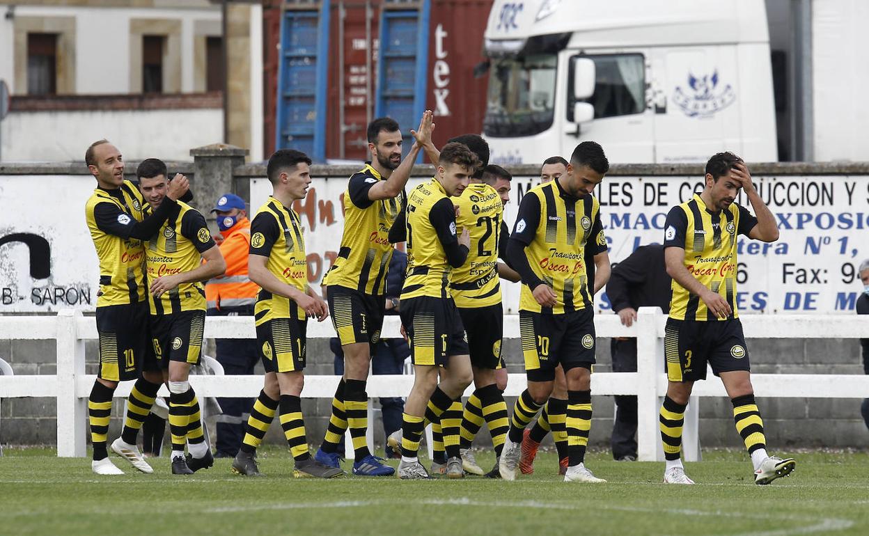 Los jugadores del Cayón se felicitan.