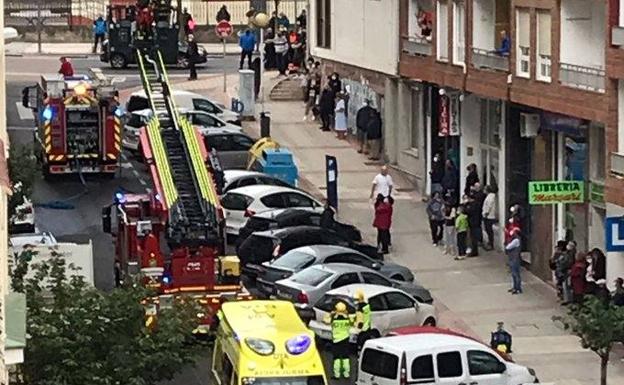 Imagen principal - Unas velas encendidas en el salón, posible origen del llamativo incendio de un piso en Castro Urdiales