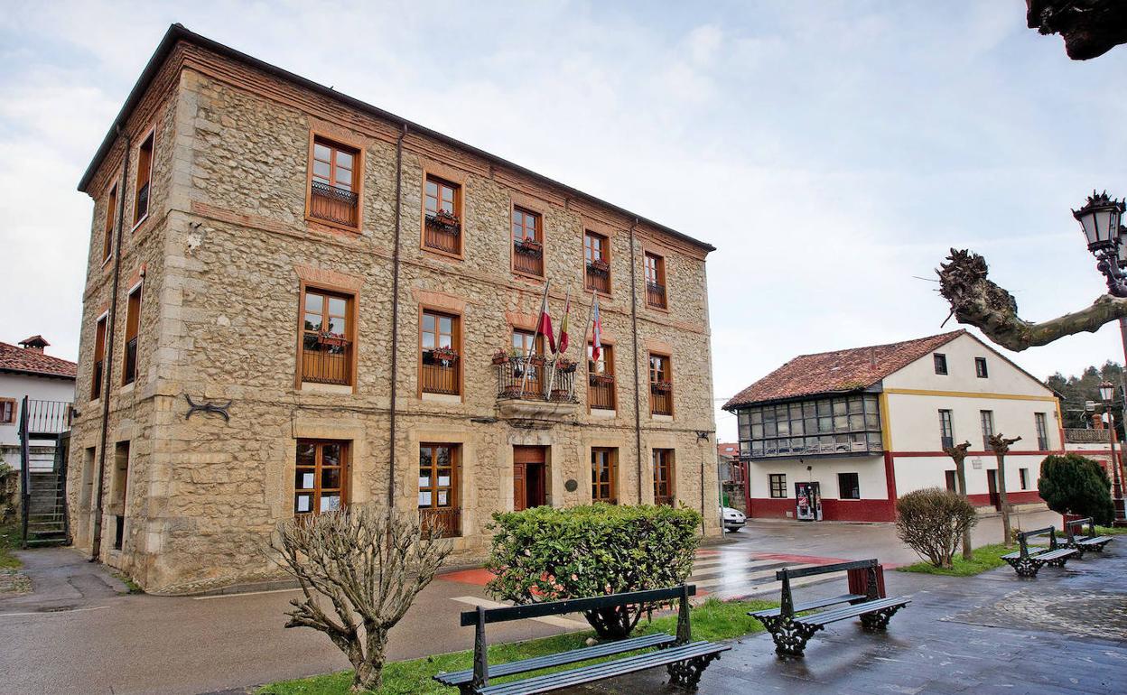 El edificio consistorial, situado en el barrio de La Iglesia de Ruiloba. 