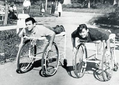 Imagen secundaria 1 - Imagen del pabellón de mujeres. Debajo, Ángel Fernández se dispone a echar una carrera con un compañero.