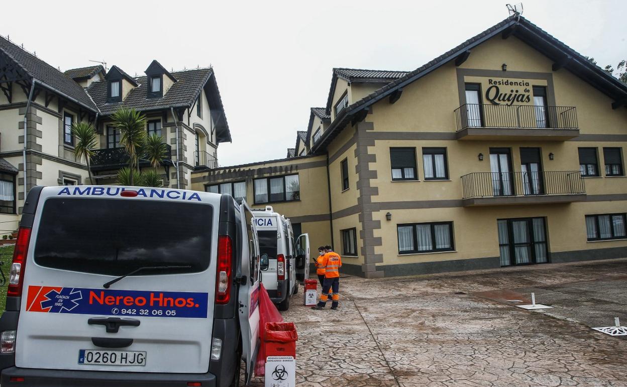 Despliegue sanitario el pasado viernes, durante el proceso de cribado a los usuarios y trabajadores de la residencia de Quijas.