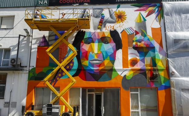 Okuda, durante su trabajo en la fachada.