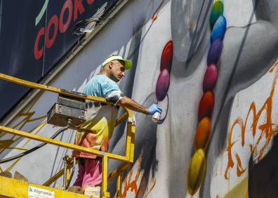 Imagen secundaria 1 - Okuda pinta su primera obra urbana en Torrelavega