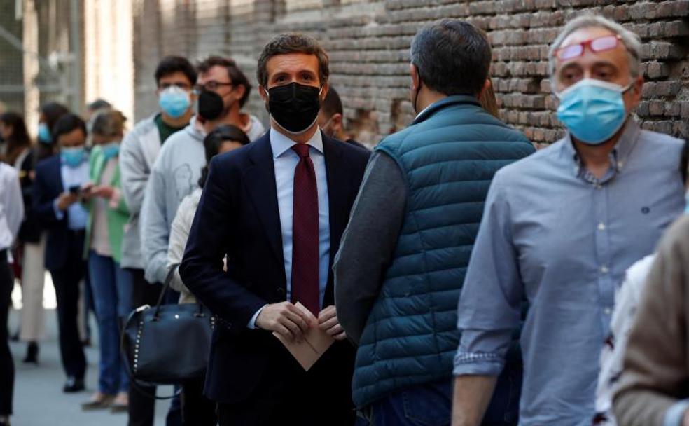 El presidente del PP, Pablo Casado, hace cola a las puertas del Colegio Nuestra Señora del Pilar de Madrid.