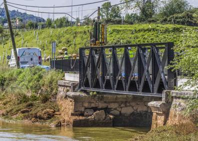 Imagen secundaria 1 - Obras Públicas comienza los trabajos para asegurar el puente sobre la ría de Solía