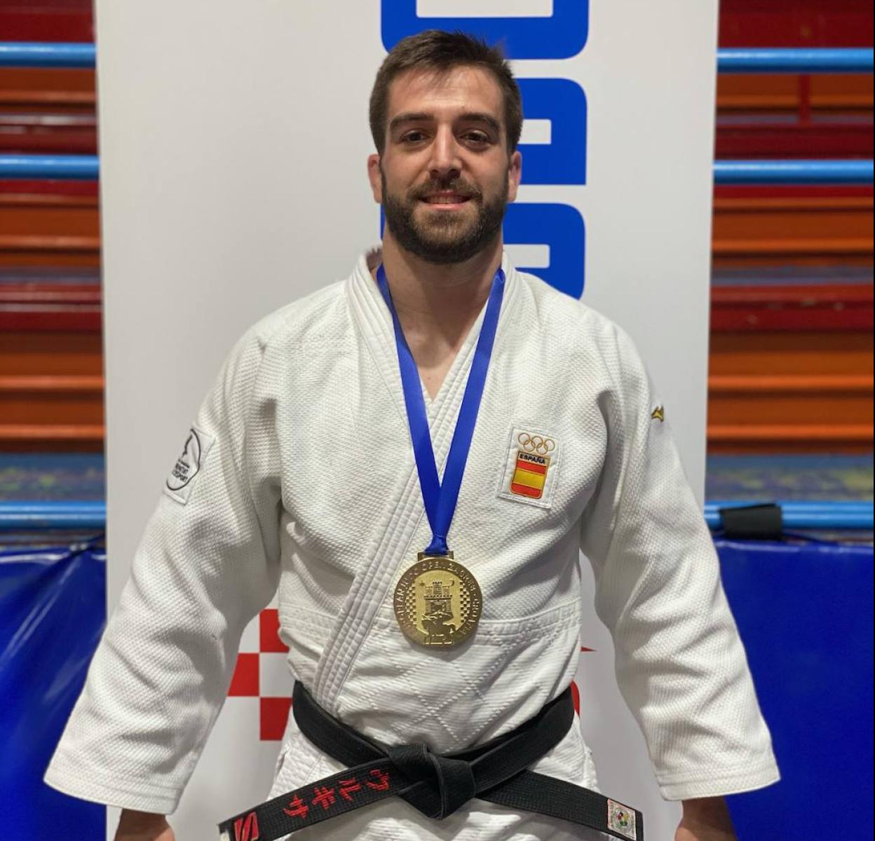 El judoka santoñés Alfonso Urquiza posa con la medalla de oro que ganó en el Abierto Europeo en Zagreb.