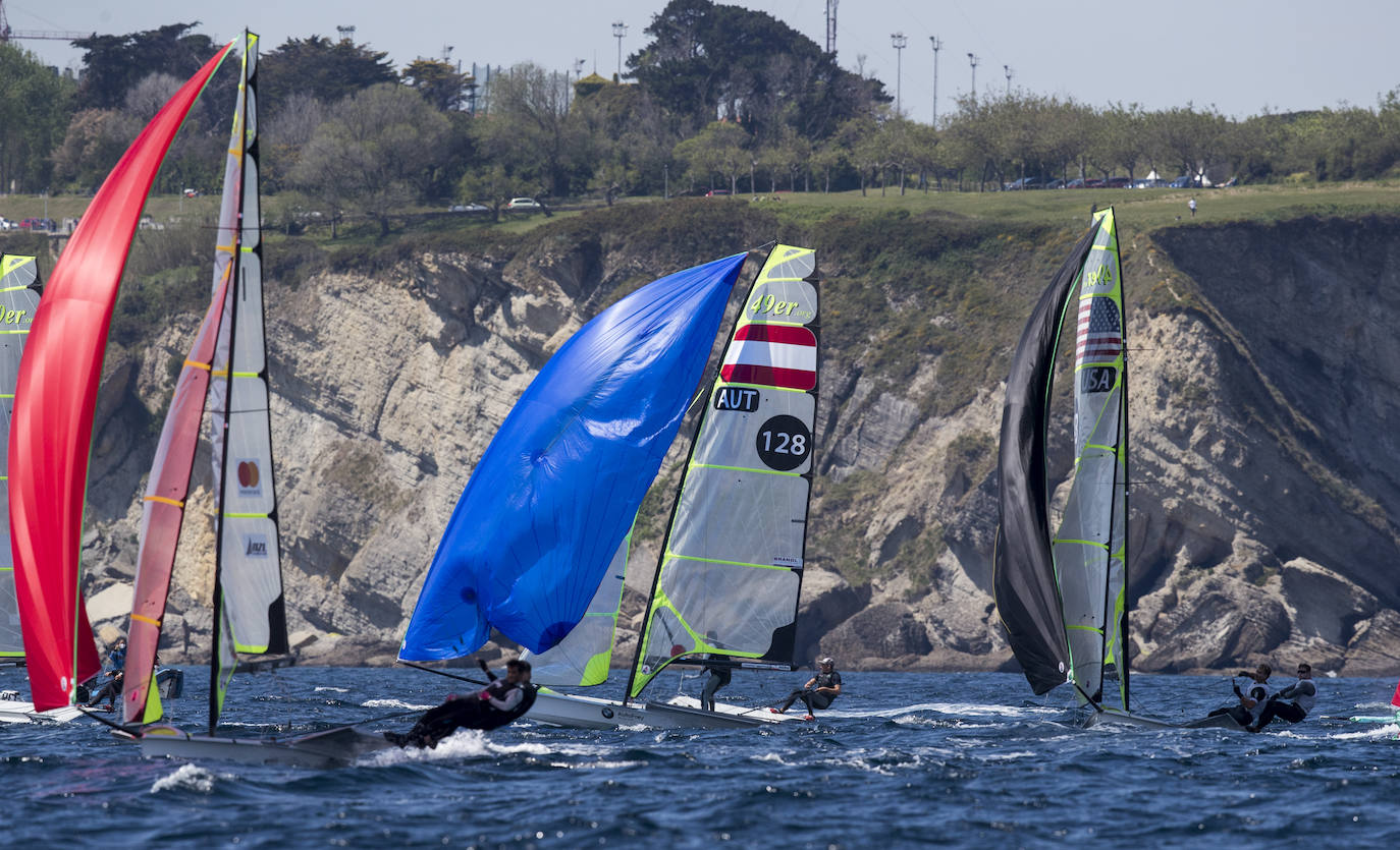 Primera jornada del test preolímpico de las clases 49er y Nacra 17 que se disputa en Santander.