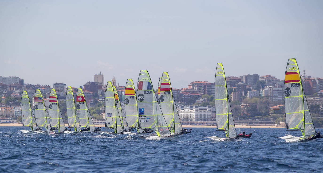 Primera jornada del test preolímpico de las clases 49er y Nacra 17 que se disputa en Santander.