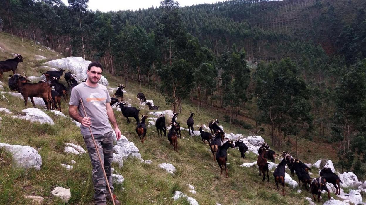 Omar Pérez cuida del rebaño de cabras que tiene con Pablo Pérez en Riotuerto, una de las zonas acechadas por el lobo estas últimas semanas. 