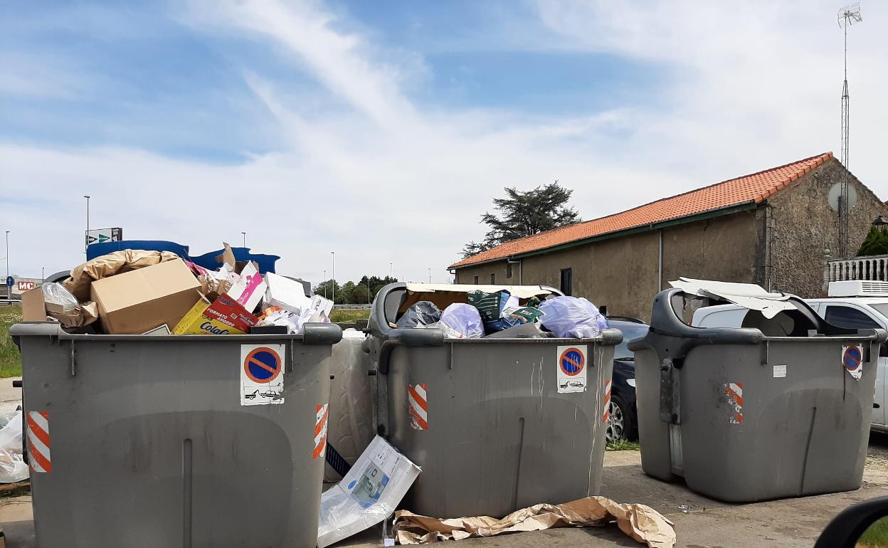 Una imagen de los contenedores sin recoger en las calles de Camargo, proporcionada por el Ayuntamiento.