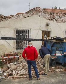 Imagen secundaria 2 - Tres obreros se salvan de ser sepultados por el derrumbe de un tejado en Villabáñez