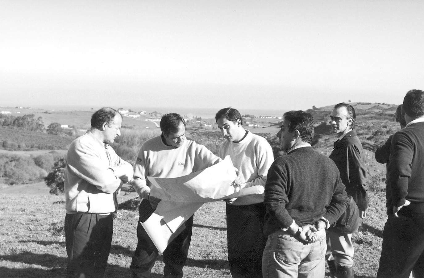 19/12/1998 Severiano Ballesteros junto a representantes de su empresa Seve-Trayectory y el alcalde de San Vicente visitando la finca de La Revilla donde diseñará el campo de golf de Santa Marina.