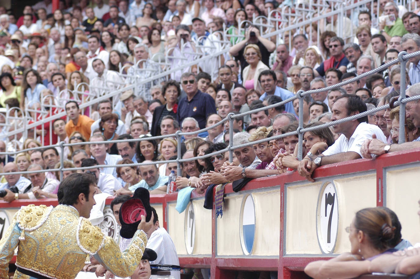 27/07/2005 Enrique Ponce dedica su segundo toro a Severiano Ballesteros en la Feria de Santiago de Santander. 