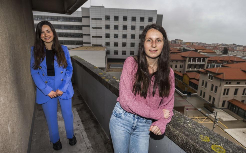 Inés Celis Cossío e Inés Díez Rueda, este miércoles, en la Facultad de Enfermería de la Universidad de Cantabria, donde se graduaron.